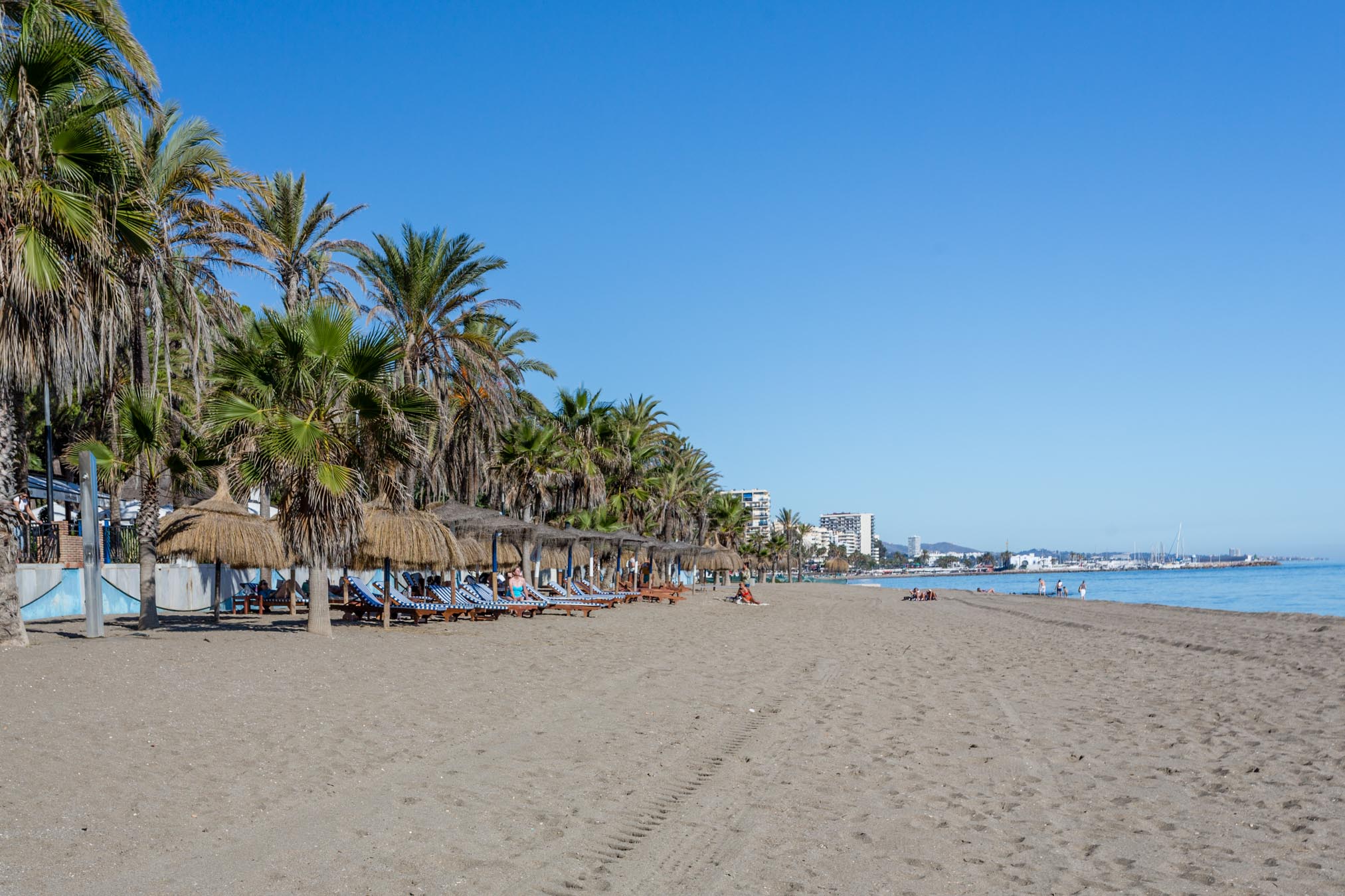 Strand der Goldenen Meile in Marbella mit Sonnenliegen