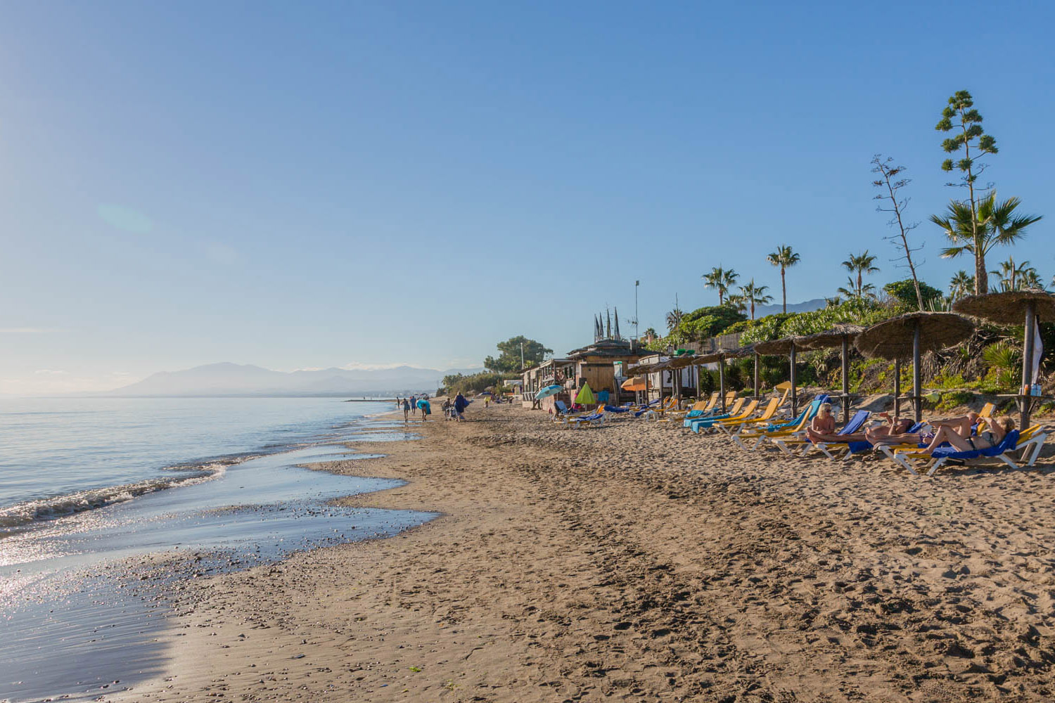 Strand in las Chapas mit Sonnenliegen