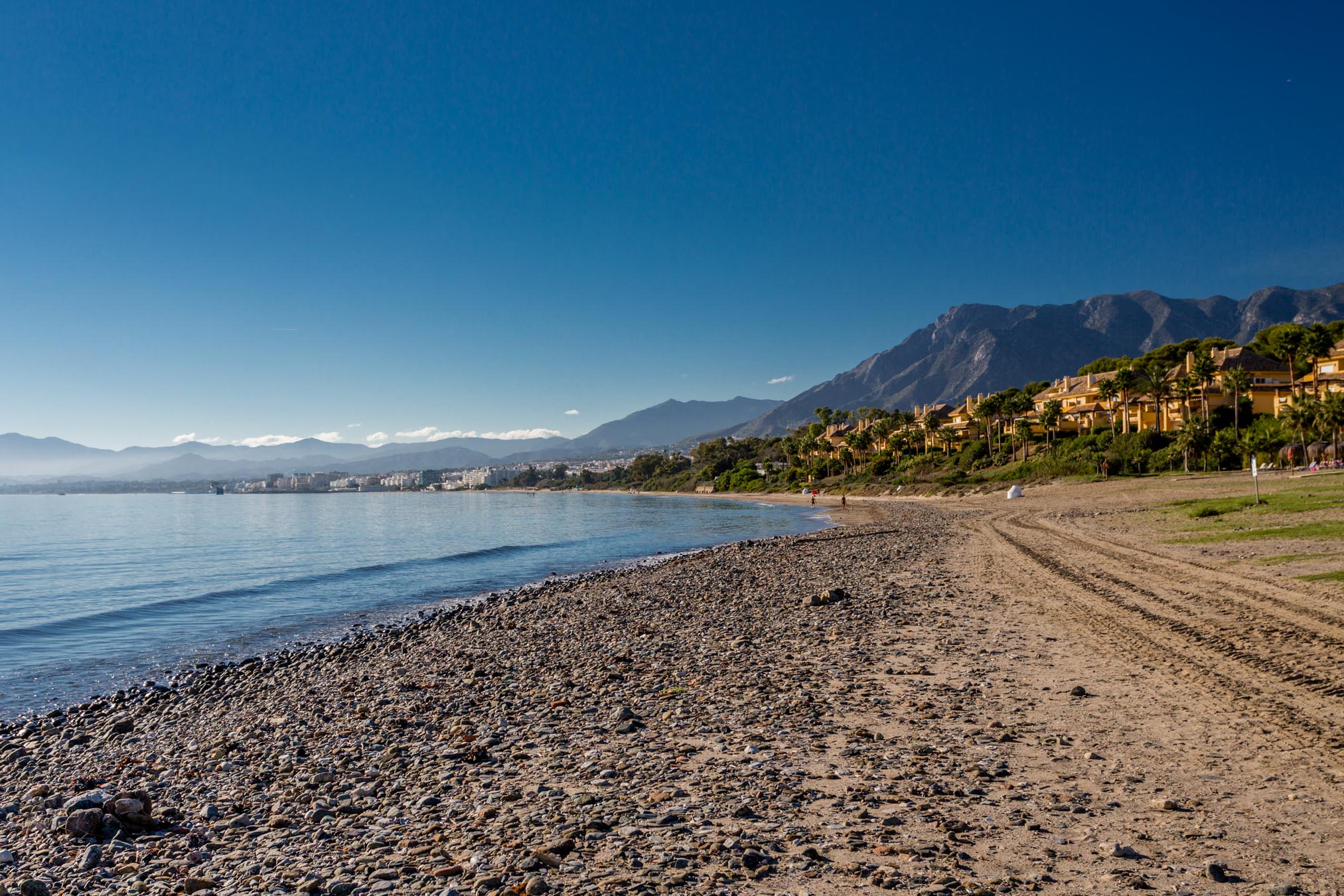 Strand von Rio Real mit Blick auf Marbella