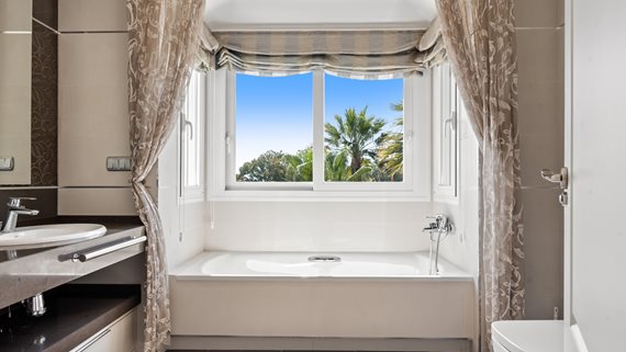 1557 Villa Marbella Elviria-32 image