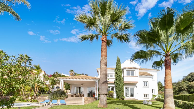 Stilvolle Familienvilla mit Gästeapartment, Garten und Pool