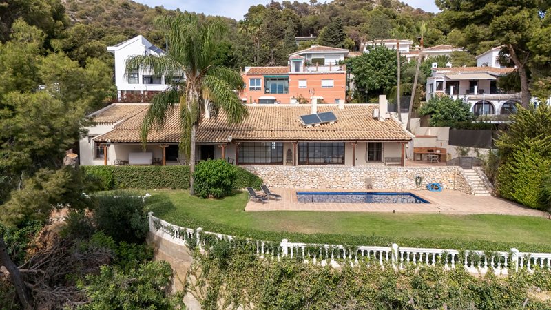 Exklusive Villa in Hanglage mit Meerblick und großem Garten