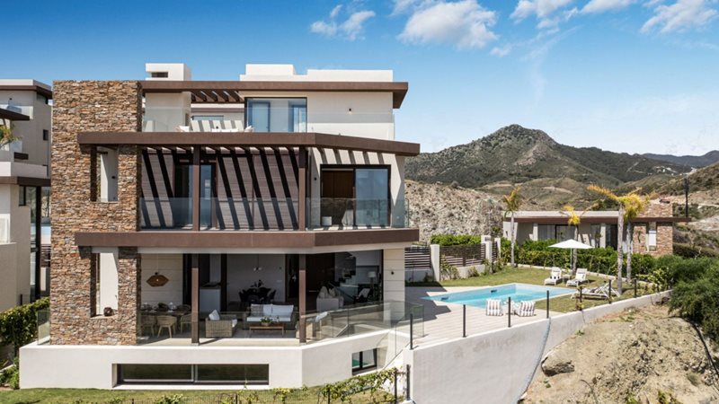 Villa mit Panoramablick und Privatgarten mit Pool
