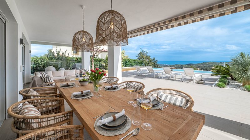 Villa mit 360° Panoramablick – Design, Natur & Nachhaltigkeit vereint