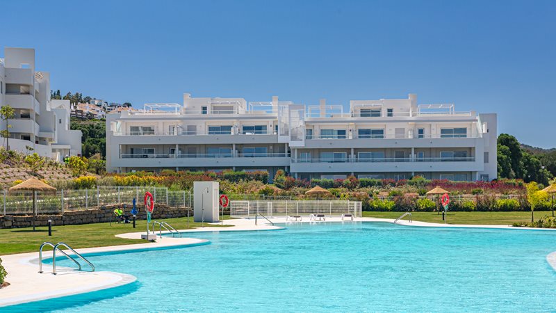 Modernes Penthaus mit großzügigem Außenbereich und Weitblick bis zum Meer